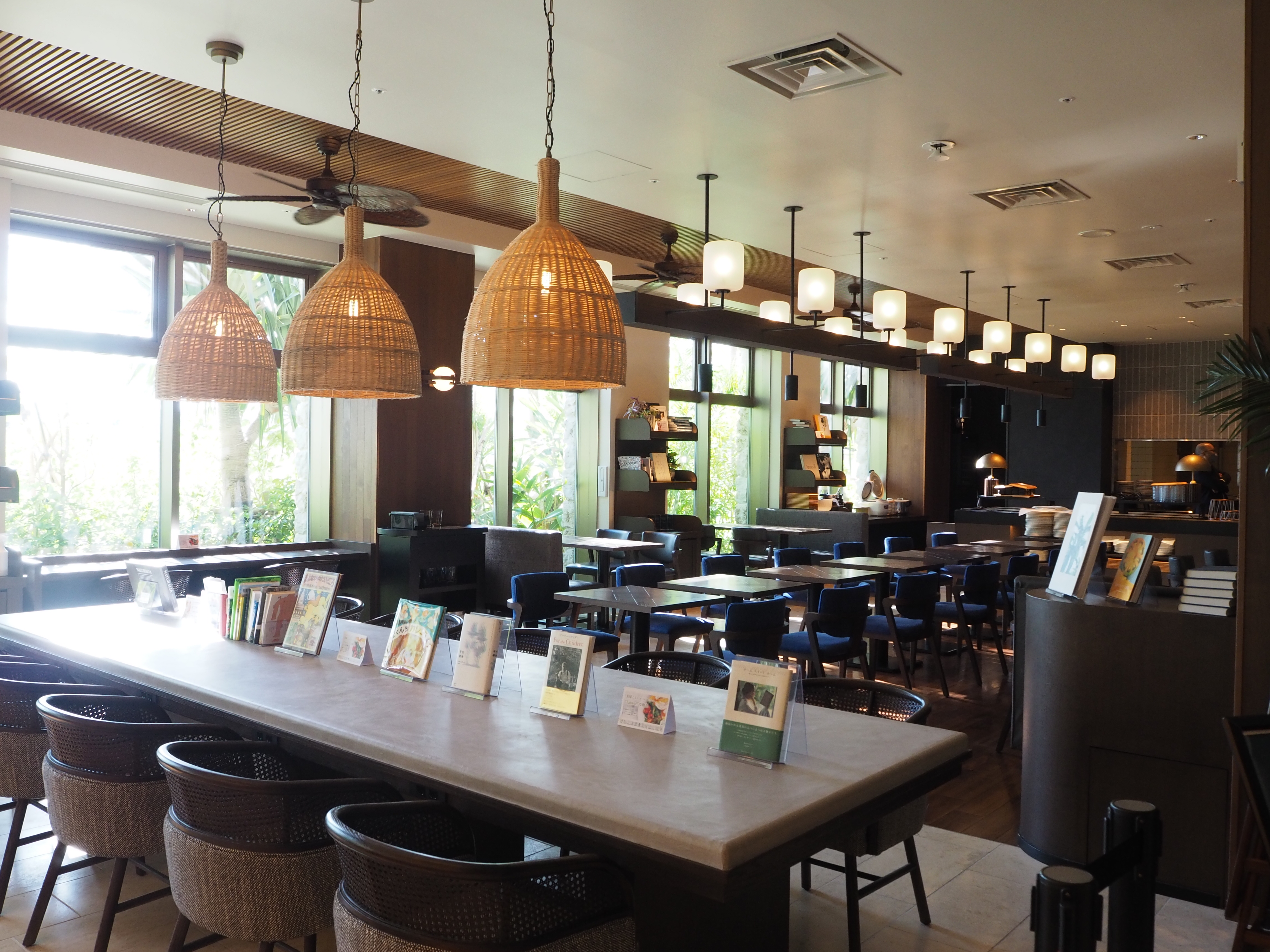 洗練された空間で、沖縄の“旬”を感じる。BLUE BOOKS cafe OKINAWAで過ごす静穏な時間